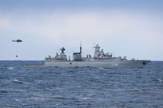 Der Bordhubschrauber Sea Lynx fliegt zur Fregatte "Mecklenburg-Vorpommern": Am Mittwoch läuft das Schiff in Wilhelmshaven aus.