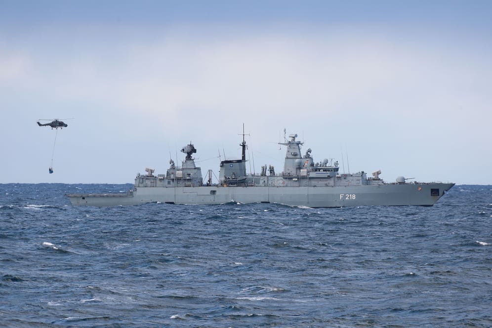 Der Bordhubschrauber Sea Lynx fliegt zur Fregatte "Mecklenburg-Vorpommern": Am Mittwoch läuft das Schiff in Wilhelmshaven aus.