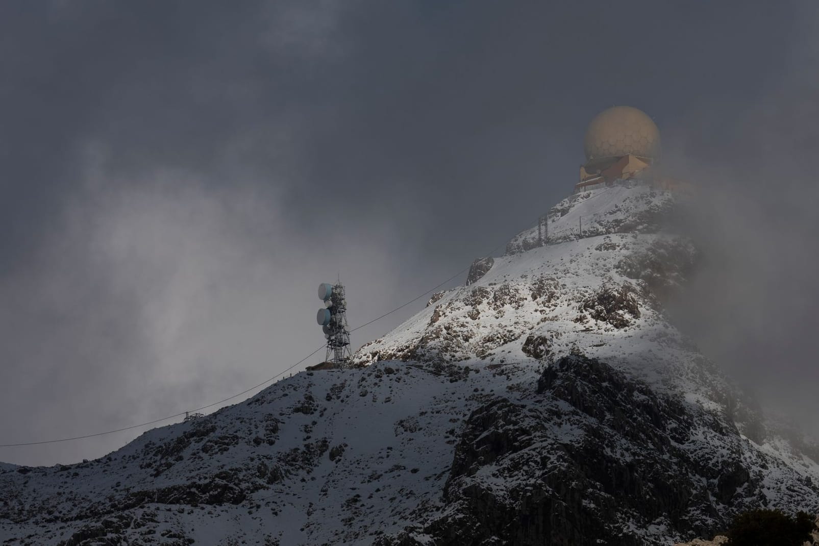 Eine Radarstation des Militärs auf dem höchsten Berg Mallorcas, Puig Mayor, ist von Schnee bedeckt.