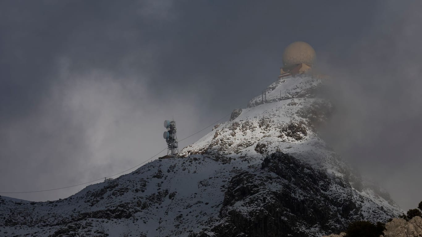 Eine Radarstation des Militärs auf dem höchsten Berg Mallorcas, Puig Mayor, ist von Schnee bedeckt.