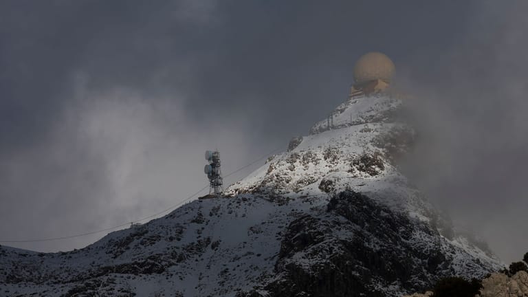 Eine Radarstation des Militärs auf dem höchsten Berg Mallorcas, Puig Mayor, ist von Schnee bedeckt.