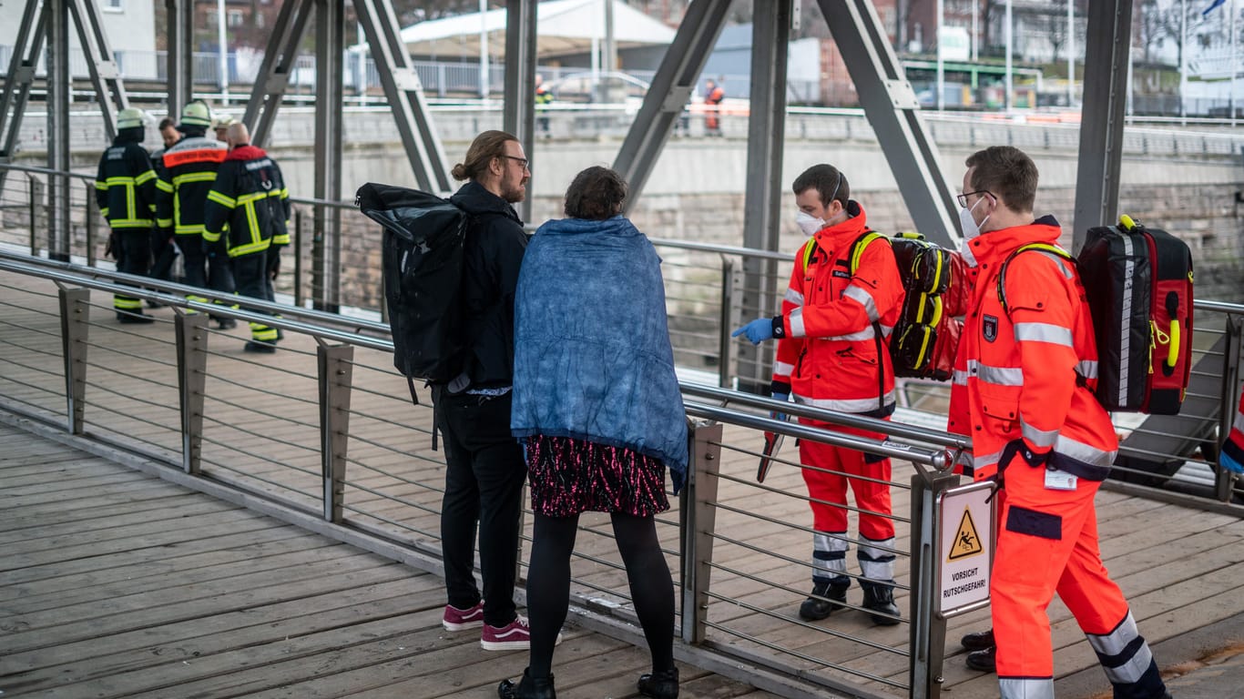 Eine Barkassen-Führerin ist am Dienstag an den Hamburger Landungsbrücken ins Wasser gefallen.