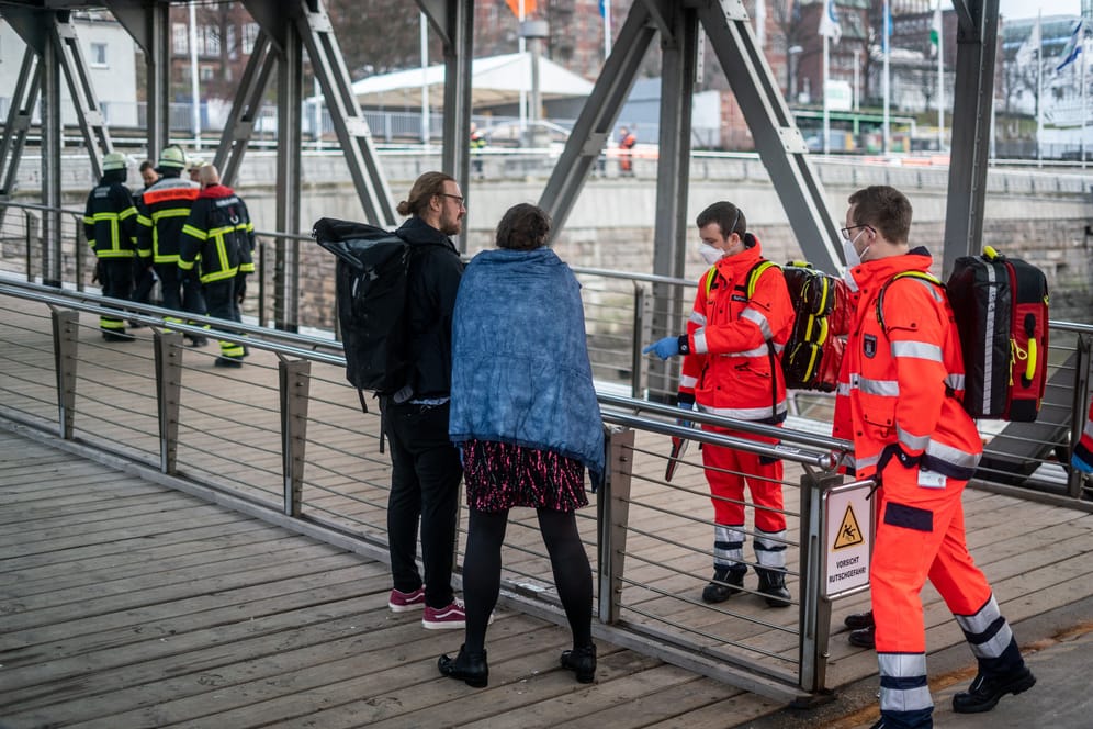 Eine Barkassen-Führerin ist am Dienstag an den Hamburger Landungsbrücken ins Wasser gefallen.