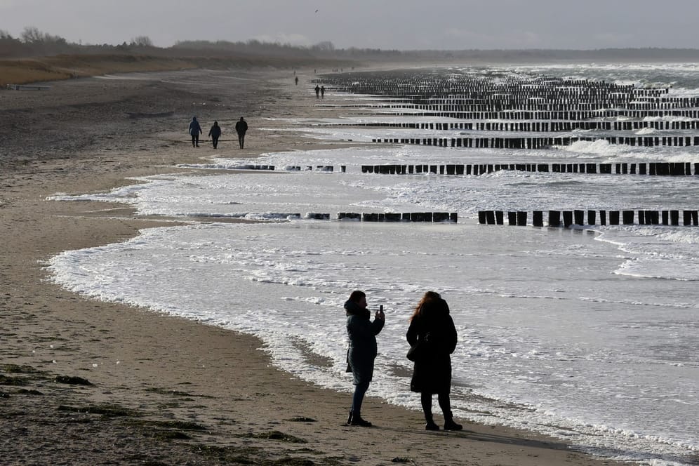 Spaziergänger an der Ostsee: Nach DWD-Angaben lag die Durchschnittstemperatur im Januar bei 3,5 Grad.