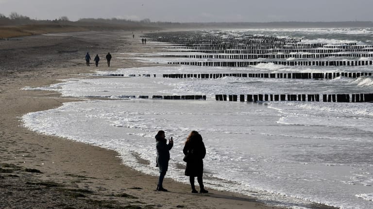 Spaziergänger an der Ostsee: Nach DWD-Angaben lag die Durchschnittstemperatur im Januar bei 3,5 Grad.