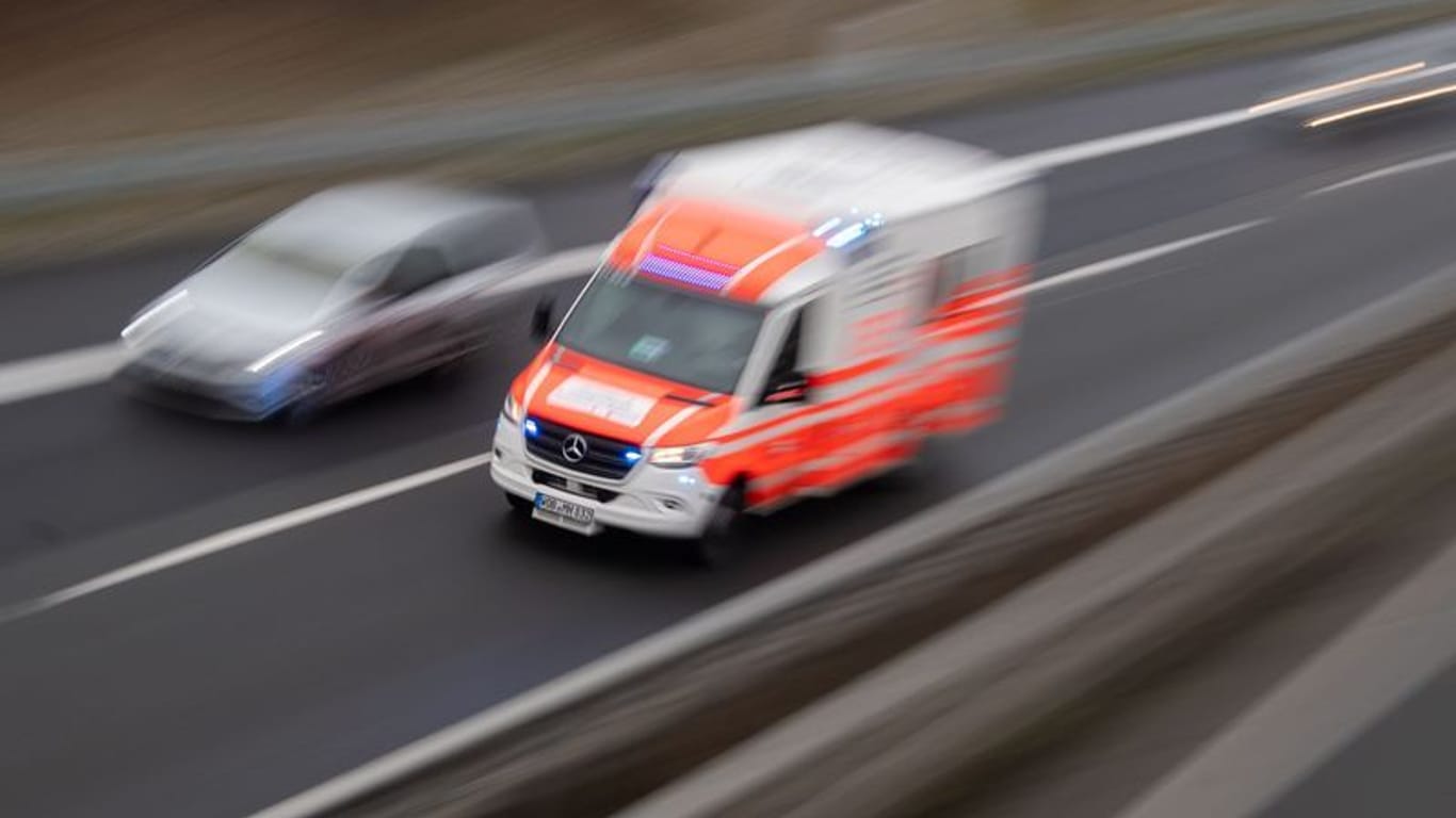 Ein Rettungswagen fährt über eine Autobahn (Symbolbild): Die Fahrerin übersah vermutlich ein anderes Auto.