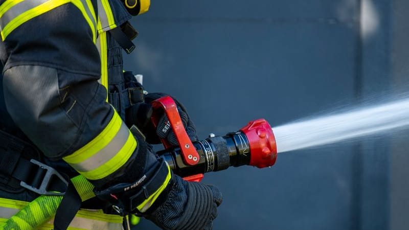 Ein Mitglied der Feuerwehr im Einsatz (Symbolfoto): Ein Mann wurde von Trümmerteilen getroffen.