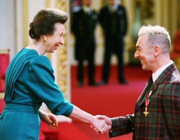 Alan Cumming a reçu le prix des mains de la princesse Anne au palais de Buckingham en 2009.