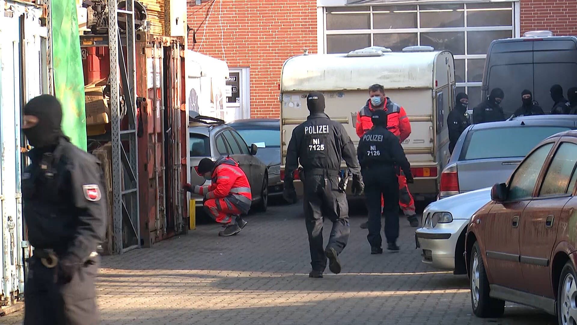 Polizeikräfte durchsuchen ein Grundstück (Symbolbild): Immer wieder waren Ermittler zuletzt erfolgreich beim Kampf gegen den internationalen Drogenhandel.