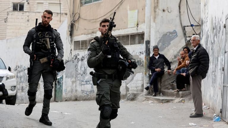 Israelische Grenzsoldaten mit schweren Waffen im Wohnviertel des Attentäters von Freitag.