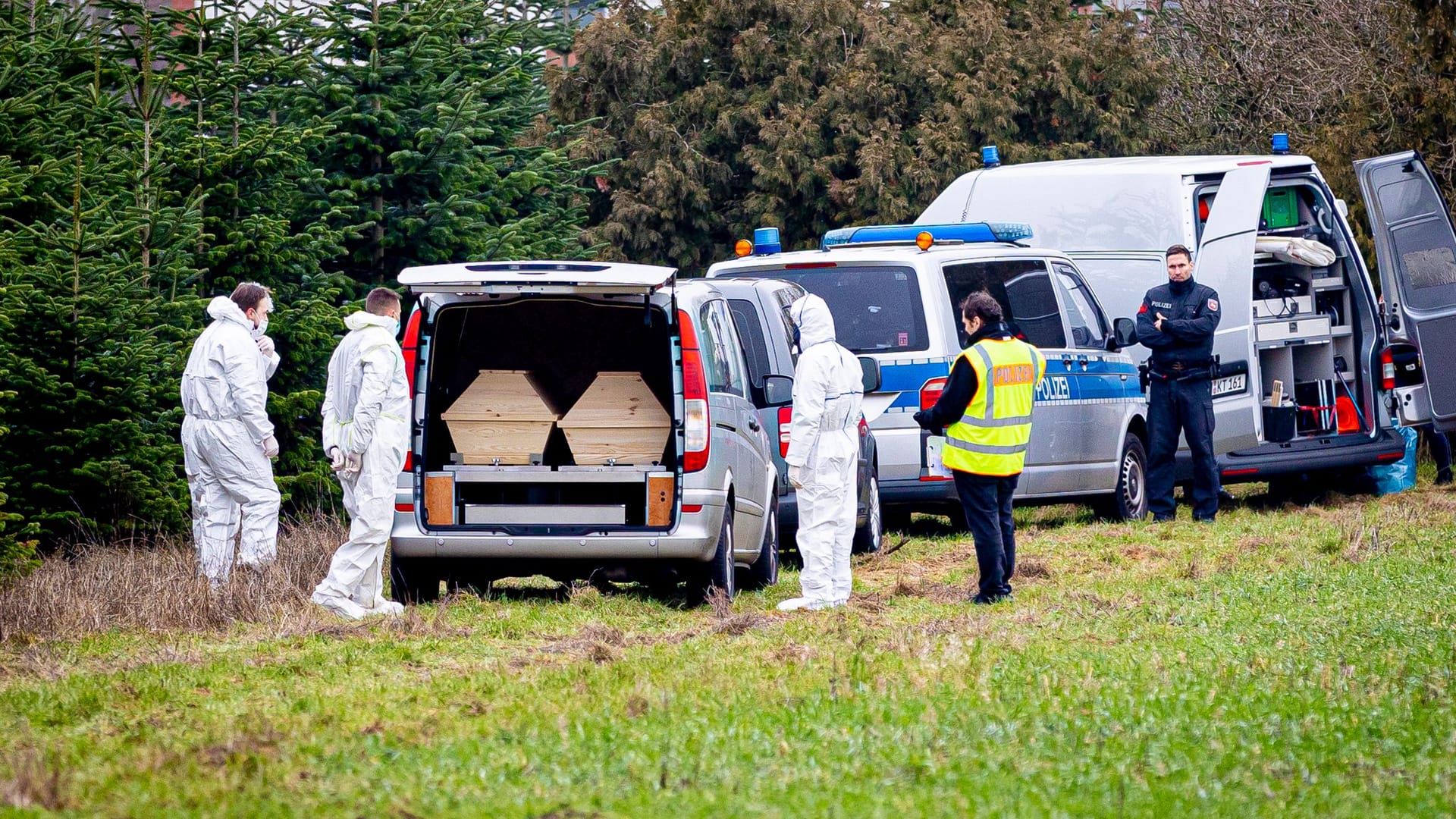 Mitarbeiter der Spurensicherung der Polizei stehen an einem Leichenwagen (Archivbild): Hier wurde die Leiche eines 14-Jährigen durch einen Gleichaltrigen abgelegt.