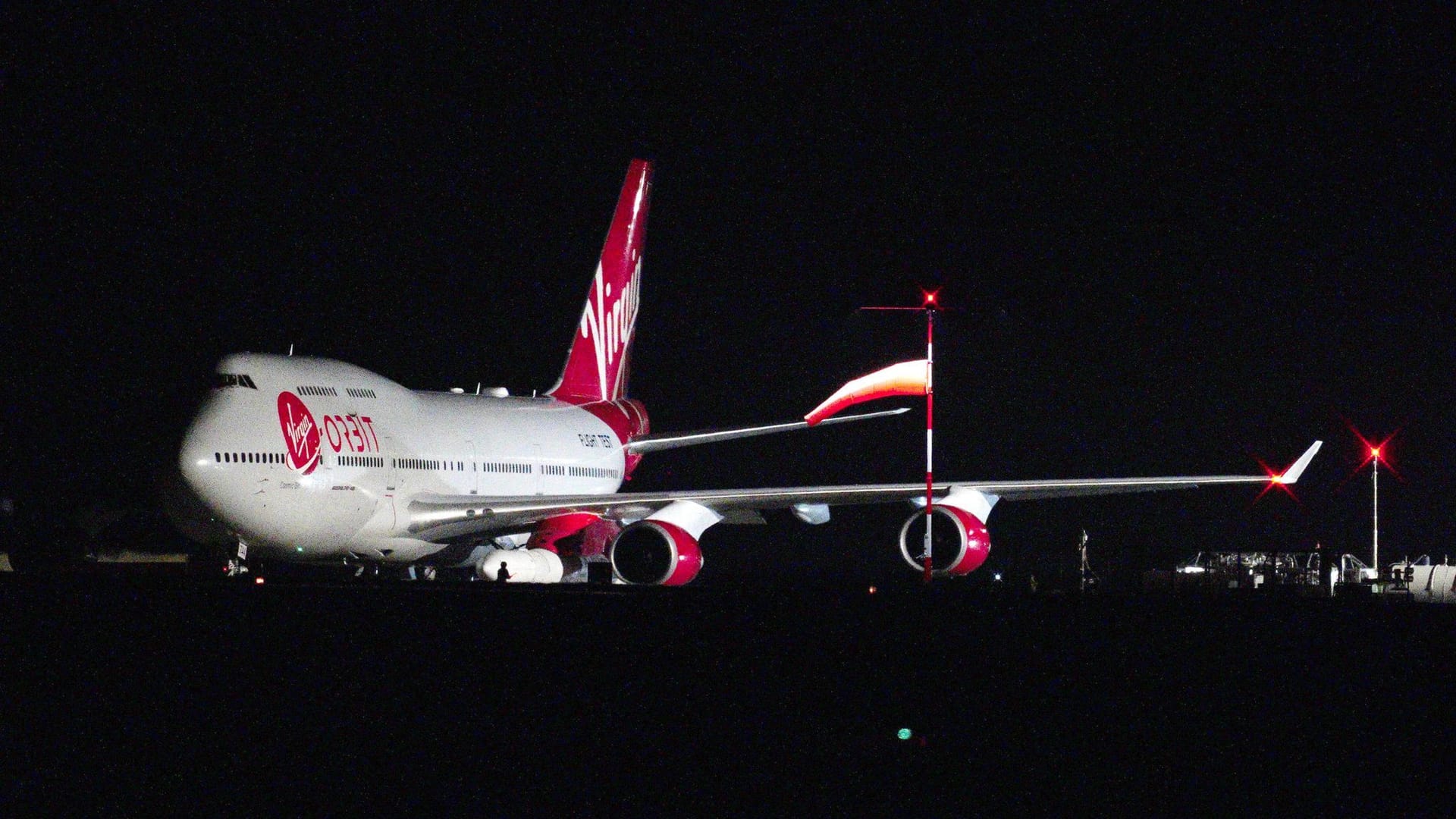 Ein umgebautes Boeing 747-Flugzeug von Virgin Atlantic, das die LauncherOne-Rakete von Virgin Orbit trägt: Das Flugzeug startete vom Flughafen Cornwall, um die Rakete in eine Höhe von 35.000 Fuß (rund 10,7 Kilometer) zu bringen.