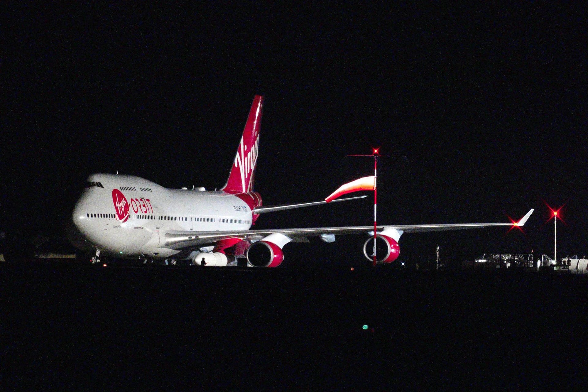Ein umgebautes Boeing 747-Flugzeug von Virgin Atlantic, das die LauncherOne-Rakete von Virgin Orbit trägt: Das Flugzeug startete vom Flughafen Cornwall, um die Rakete in eine Höhe von 35.000 Fuß (rund 10,7 Kilometer) zu bringen.