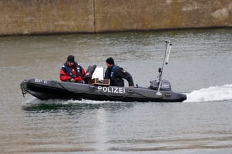 Ein Sonarboot sucht nach einer vermissten Schwangeren: Die Polizei hat im Main-Donau-Kanal mehrere Tresore gefunden.