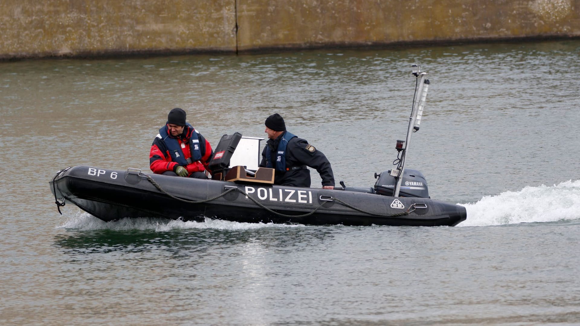 Ein Sonarboot sucht nach einer vermissten Schwangeren: Die Polizei hat im Main-Donau-Kanal mehrere Tresore gefunden.