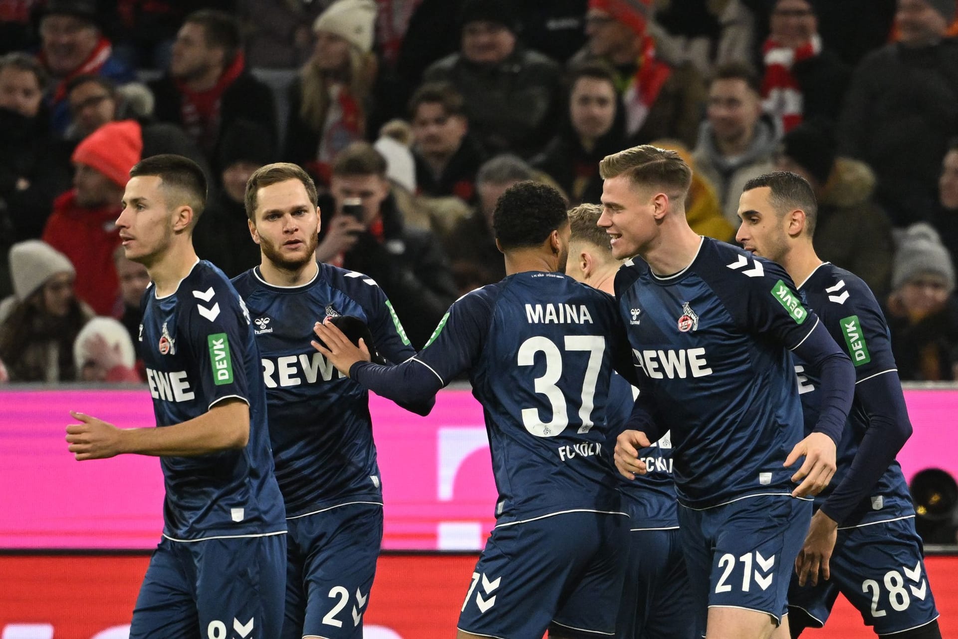 17. Spieltag in der Allianz Arena: Kölns Spieler feiern das Tor zum 0:1 durch Ellyes Skhiri (r).