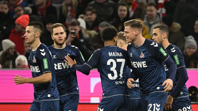 17. Spieltag in der Allianz Arena: Kölns Spieler feiern das Tor zum 0:1 durch Ellyes Skhiri (r).