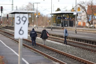 Am Bahnhof in Gunzenhausen ist ein junger Mann offenbar gewaltsam ums Leben gekommen.