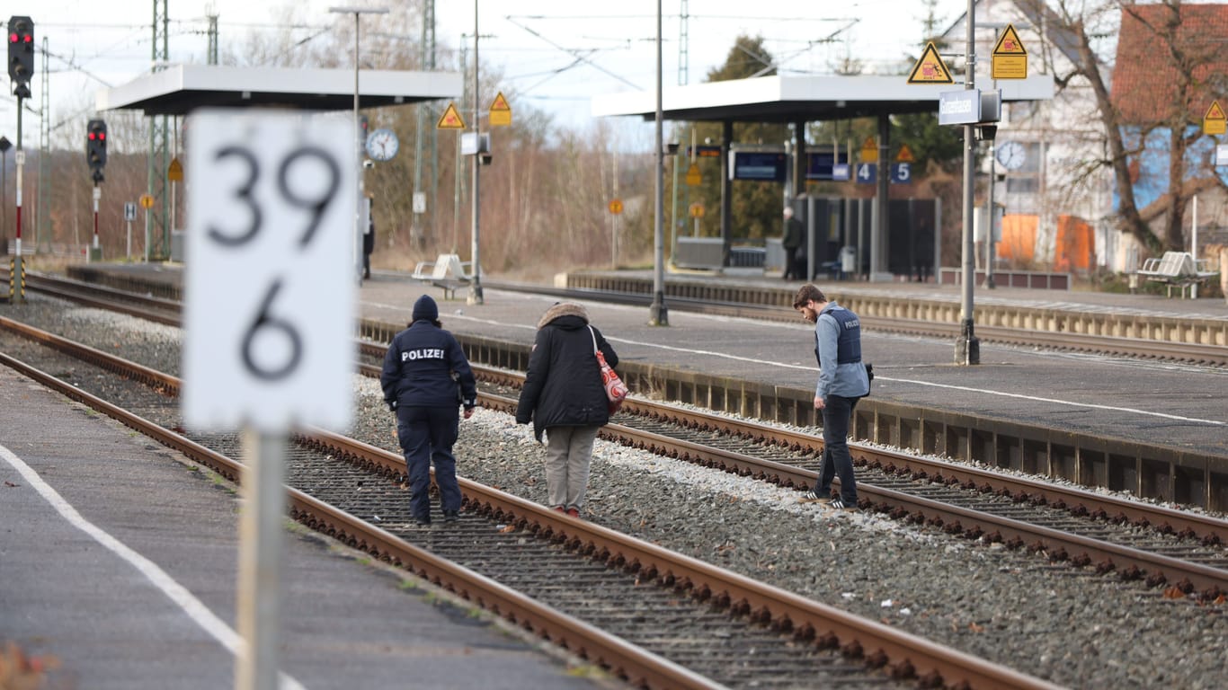 Am Bahnhof in Gunzenhausen ist ein junger Mann offenbar gewaltsam ums Leben gekommen.