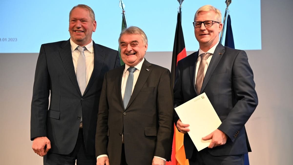 Polizeipräsident a.D. Frank Richter, NRW-Innenminister Herbert Reul, der neue Polizeipräsident Andreas Stüve. Polizeipräsident a.D. Frank Richter, NRW-Innenminister Herbert Reul, der neue Polizeipräsident Andreas Stüve.