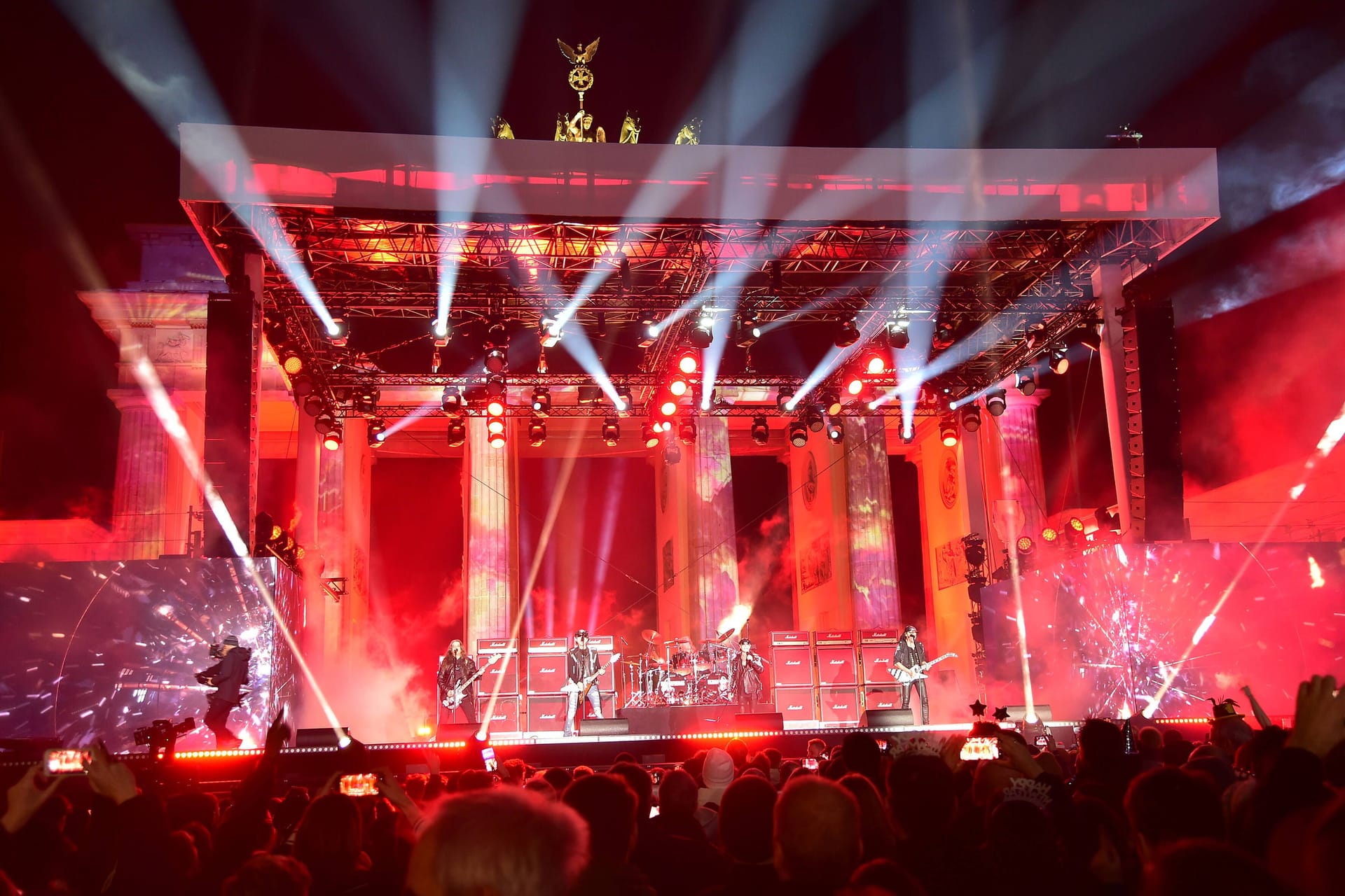 Silvesterparty am Brandenburger Tor: Die Polizei sortierte mehrere Personen aus, die vom privaten Sicherheitsdienst eingesetzt werden sollten.