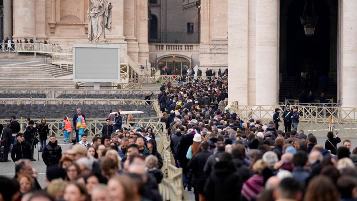 Vatikan, Vatikanstadt: Zehntausende Menschen warteten, um den Petersdom im Vatikan zu betreten, um den Leichnam des emeritierten Papstes Benedikt XVI. zu sehen.