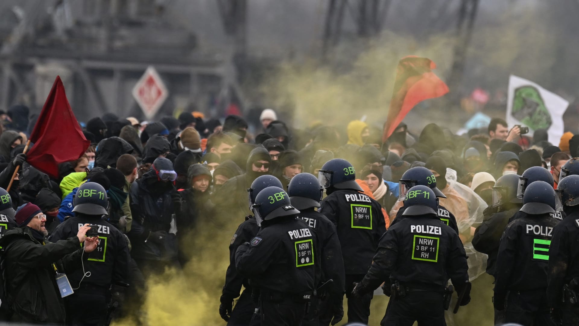 Demonstranten stehen der Polizei in Lützerath gegenüber: Am Samstag stießen in Lützerath erneut Polizisten und Demonstranten zusammen.