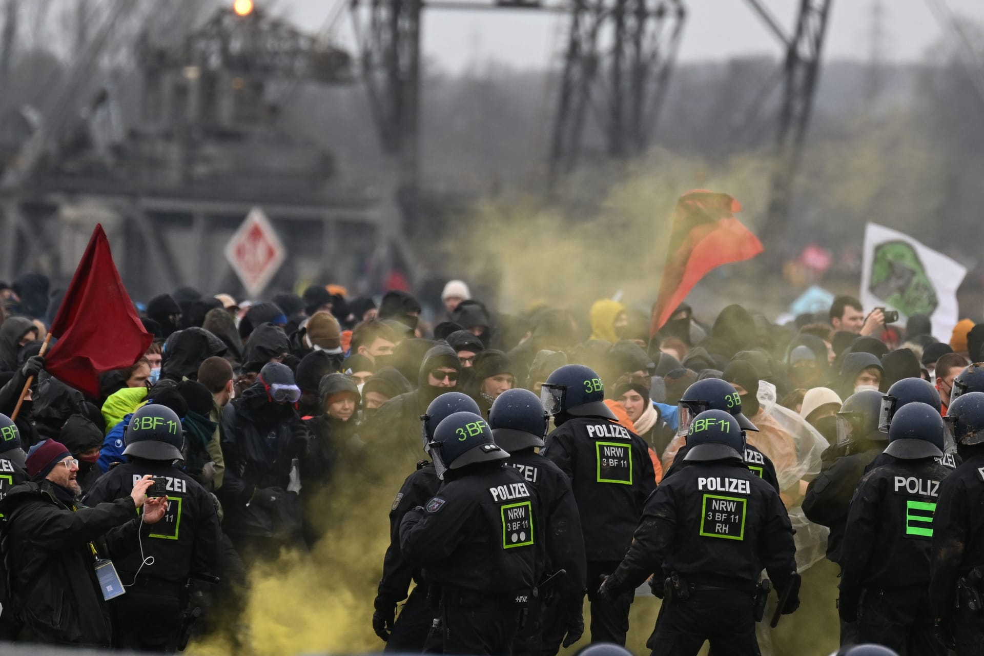 Demonstranten stehen der Polizei in Lützerath gegenüber: Am Samstag stießen in Lützerath erneut Polizisten und Demonstranten zusammen.