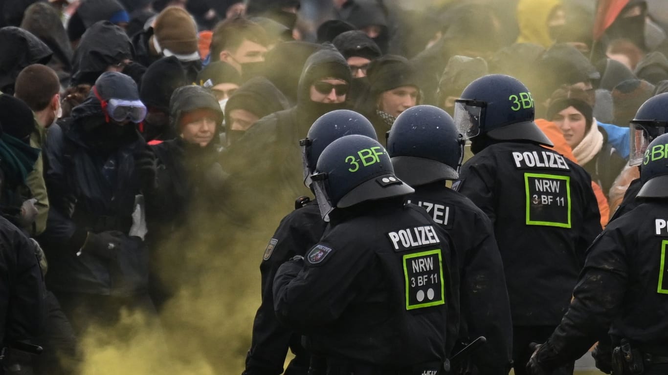 Demonstranten stehen der Polizei in Lützerath gegenüber: Am Samstag stießen in Lützerath erneut Polizisten und Demonstranten zusammen.