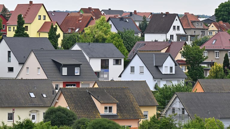 Einfamilienhäuser in einer Wohnsiedlung (Symbolbild): Die Abgabe der Grundsteuererklärung steht vielen Eigentümern noch bevor.