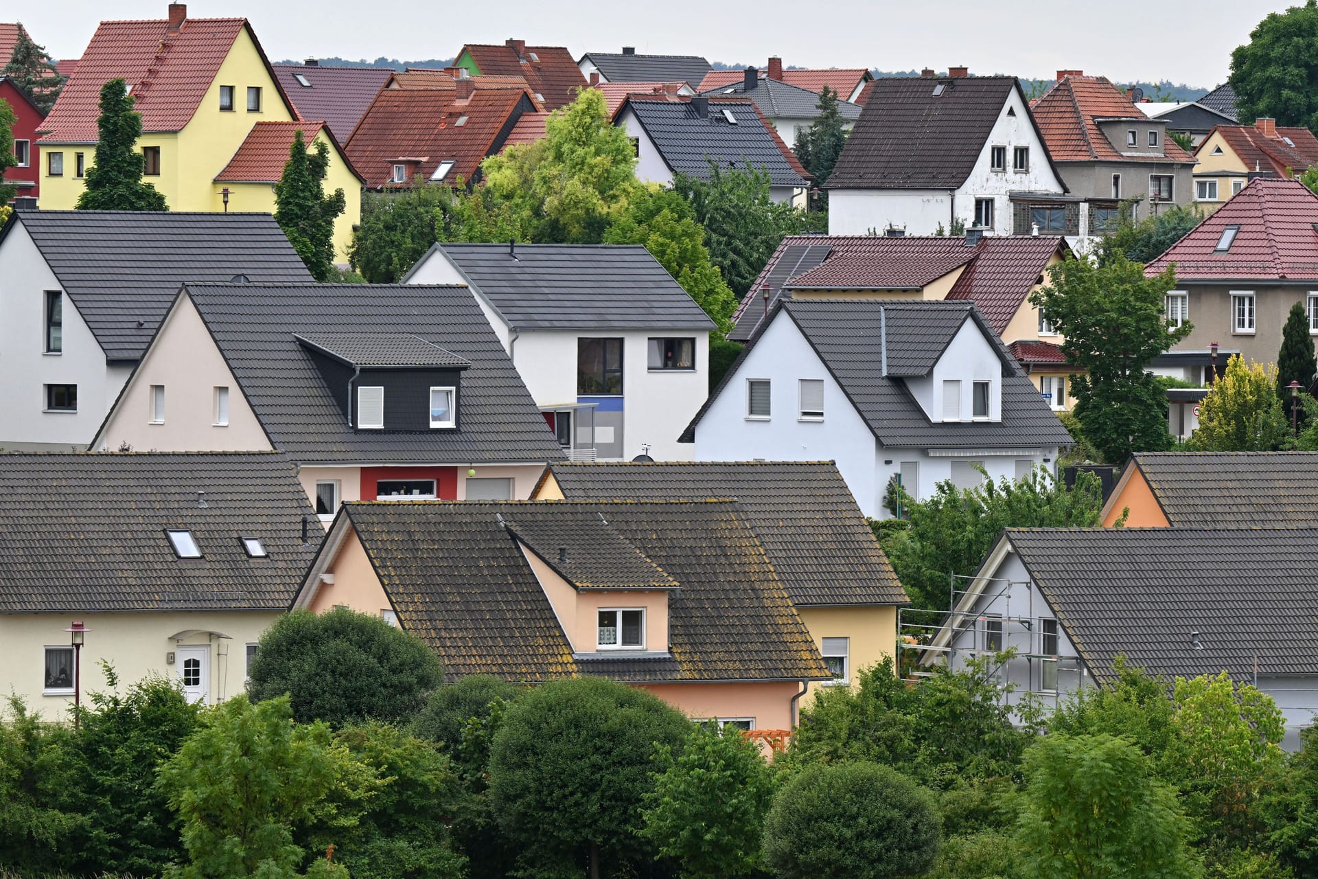 Einfamilienhäuser in einer Wohnsiedlung (Symbolbild): Die Abgabe der Grundsteuererklärung steht vielen Eigentümern noch bevor.