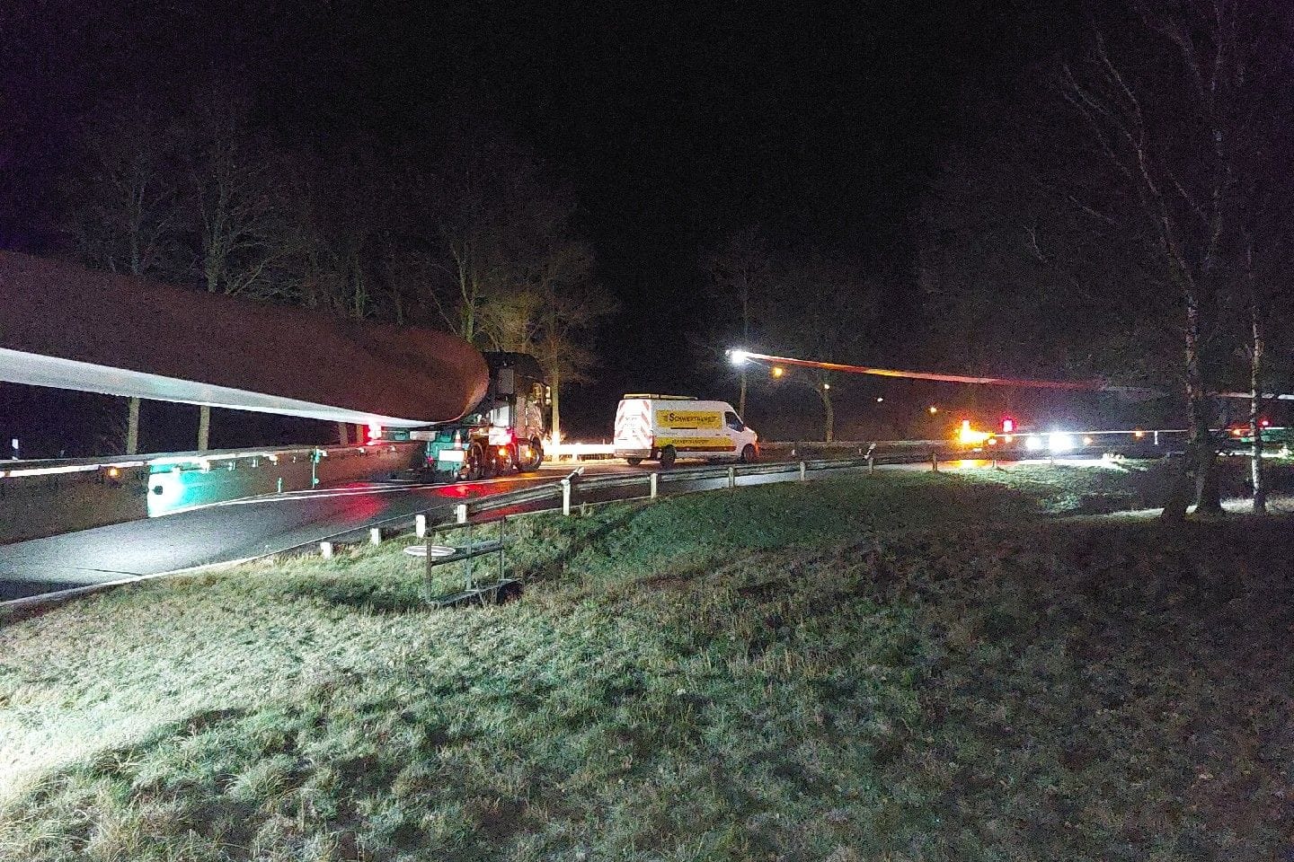 Der Schwertransport steckt an der Anschlussstelle Heidenau fest.