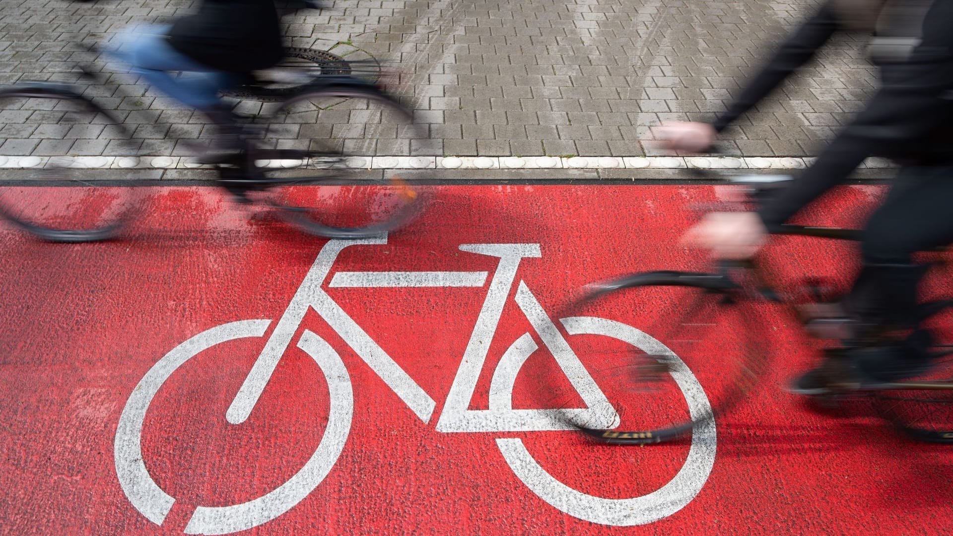 Radfahrer fahren auf einem Schutzstreifen (Symbolbild): In Baden-Württemberg soll es diese nun auch bald auf Landstraßen geben. Radfahrer fahren auf einem Schutzstreifen (Symbolbild): In Baden-Württemberg soll es diese nun auch bald auf Landstraßen geben.