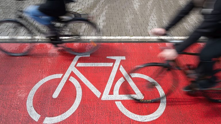 Radfahrer fahren auf einem Schutzstreifen (Symbolbild): In Baden-Württemberg soll es diese nun auch bald auf Landstraßen geben.