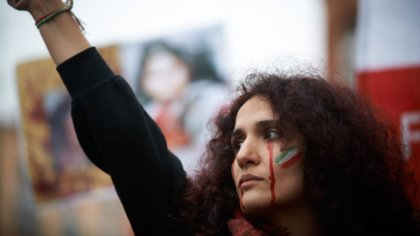 Eine Demonstrantin in Toulouse (Archivbild): Weltweit solidarisieren sich Menschen mit Protestierenden im Iran.