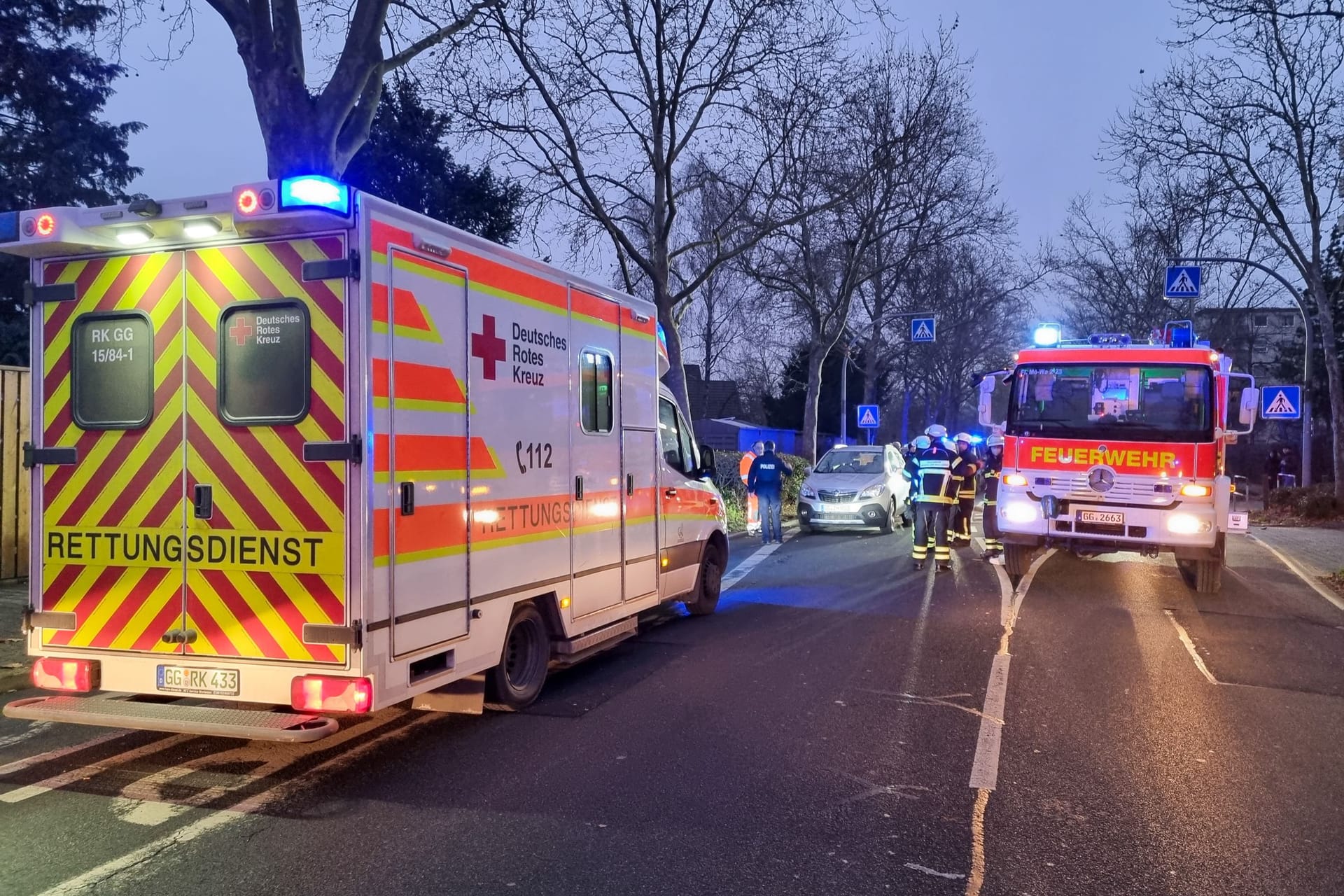 Rettungskräfte am Mittwochmorgen sind am Unfallort: Die Elfjährige kam mit schweren Verletzungen in ein Krankenhaus.