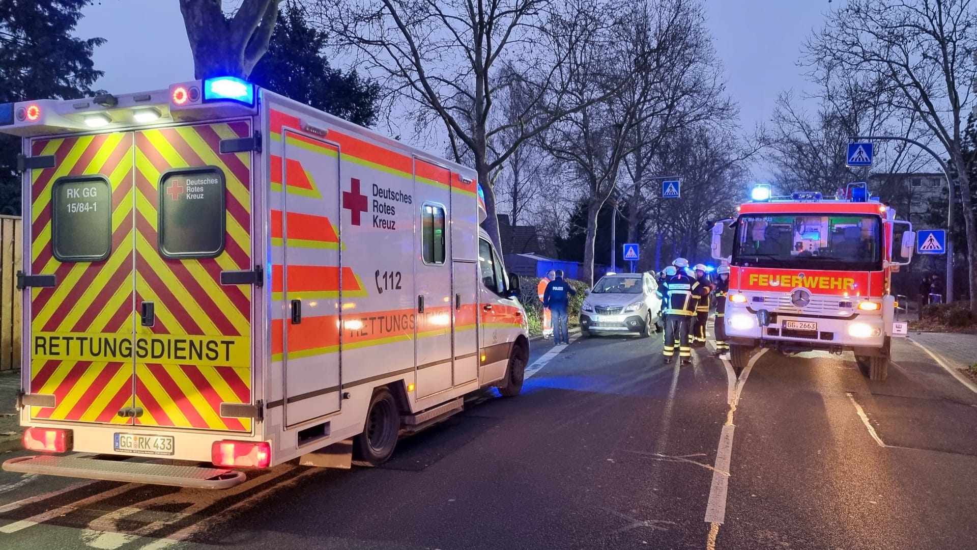 Rettungskräfte am Mittwochmorgen sind am Unfallort: Die Elfjährige kam mit schweren Verletzungen in ein Krankenhaus.