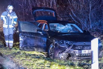 Der Audi nach dem Zusammenstoß mit dem Laster: Der Fahrer blieb unverletzt, seine Beifahrerin musste ins Krankenhaus.
