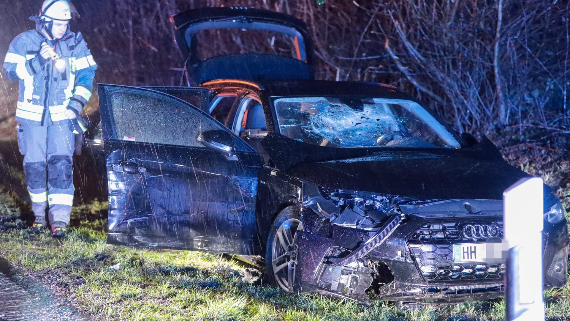 Der Audi nach dem Zusammenstoß mit dem Laster: Der Fahrer blieb unverletzt, seine Beifahrerin musste ins Krankenhaus. Der Audi nach dem Zusammenstoß mit dem Laster: Der Fahrer blieb unverletzt, seine Beifahrerin musste ins Krankenhaus.