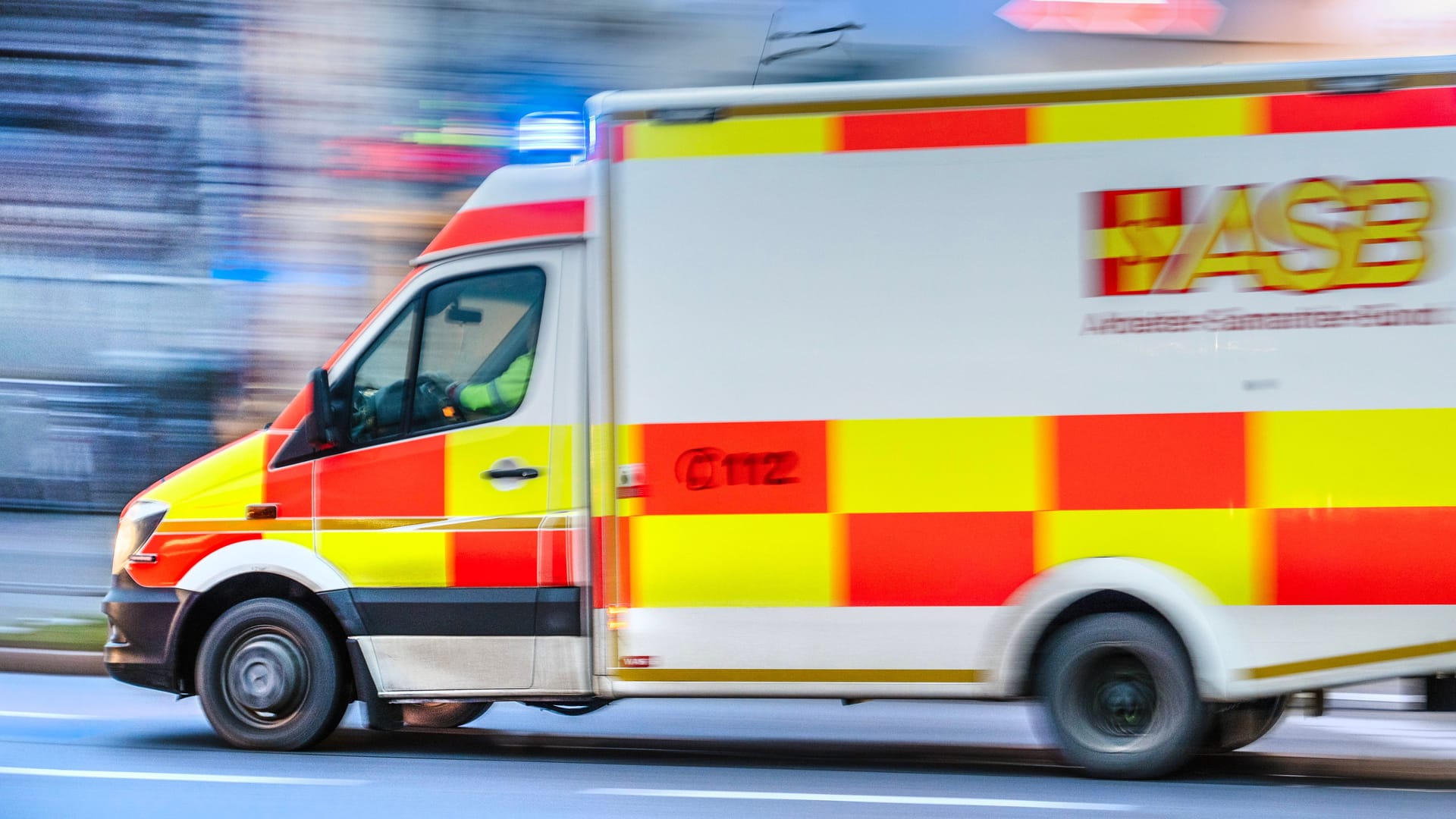 Rettungswagen (Symbolbild): Die Frau wurde noch in ein Krankenhaus gebracht, die Ärzte konnten aber nichts mehr für sie tun.