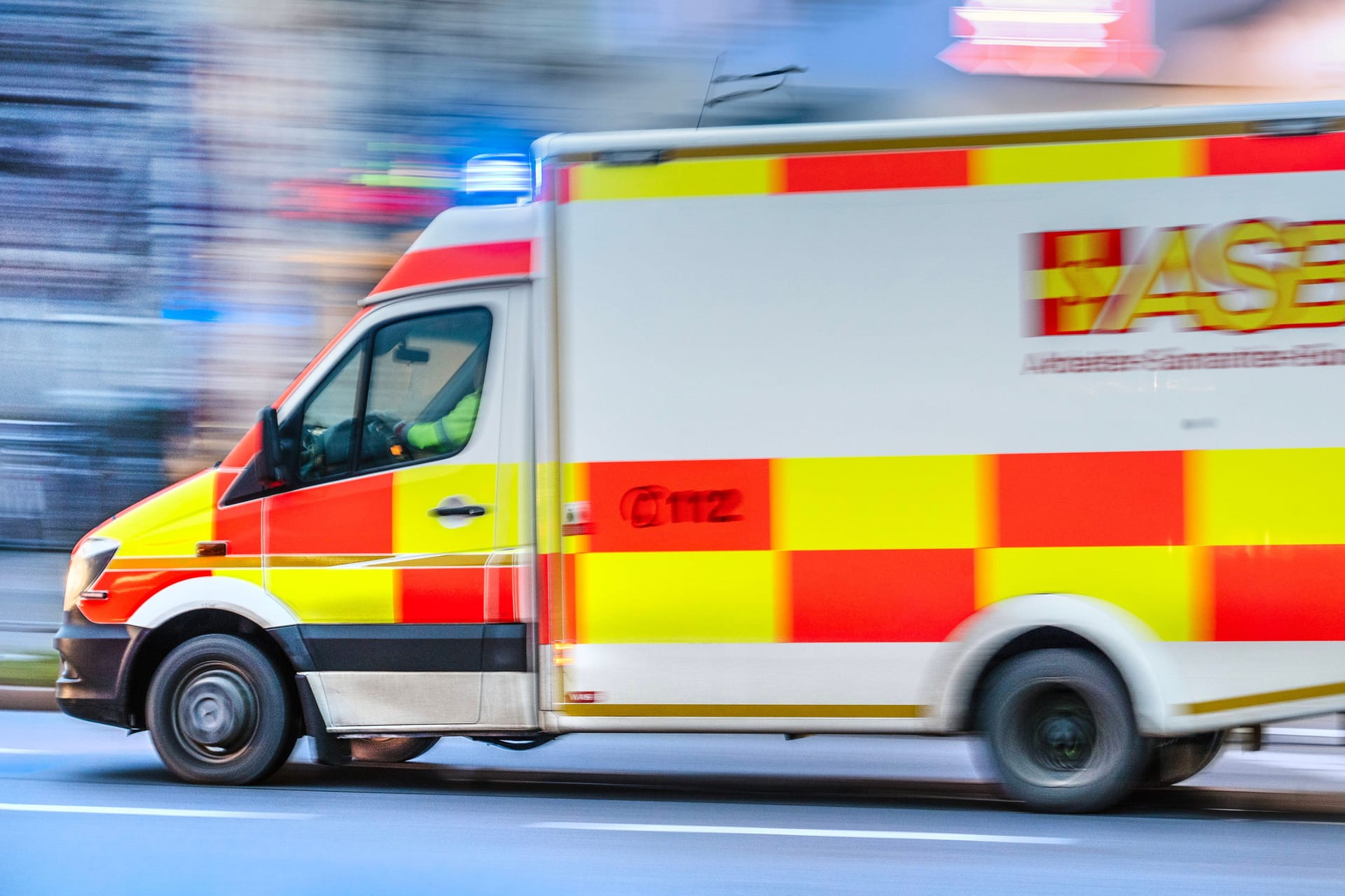 Rettungswagen (Symbolbild): Die Frau wurde noch in ein Krankenhaus gebracht, die Ärzte konnten aber nichts mehr für sie tun.