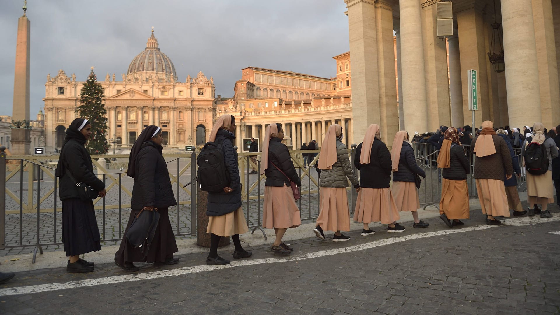 Vor dem Petersdom: Gläubige warten darauf, Abschied vom aufgebahrten Papst Benedikt XVI. nehmen zu können.