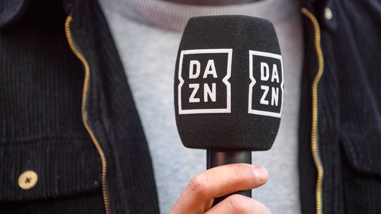DAZN-Mikrofon (Symbolbild): Der Streaminganbieter stellt seine Angebotsstruktur komplett um.
