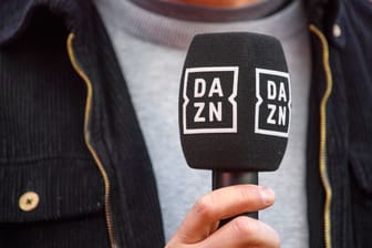 DAZN-Mikrofon (Symbolbild): Der Streaminganbieter stellt seine Angebotsstruktur komplett um.