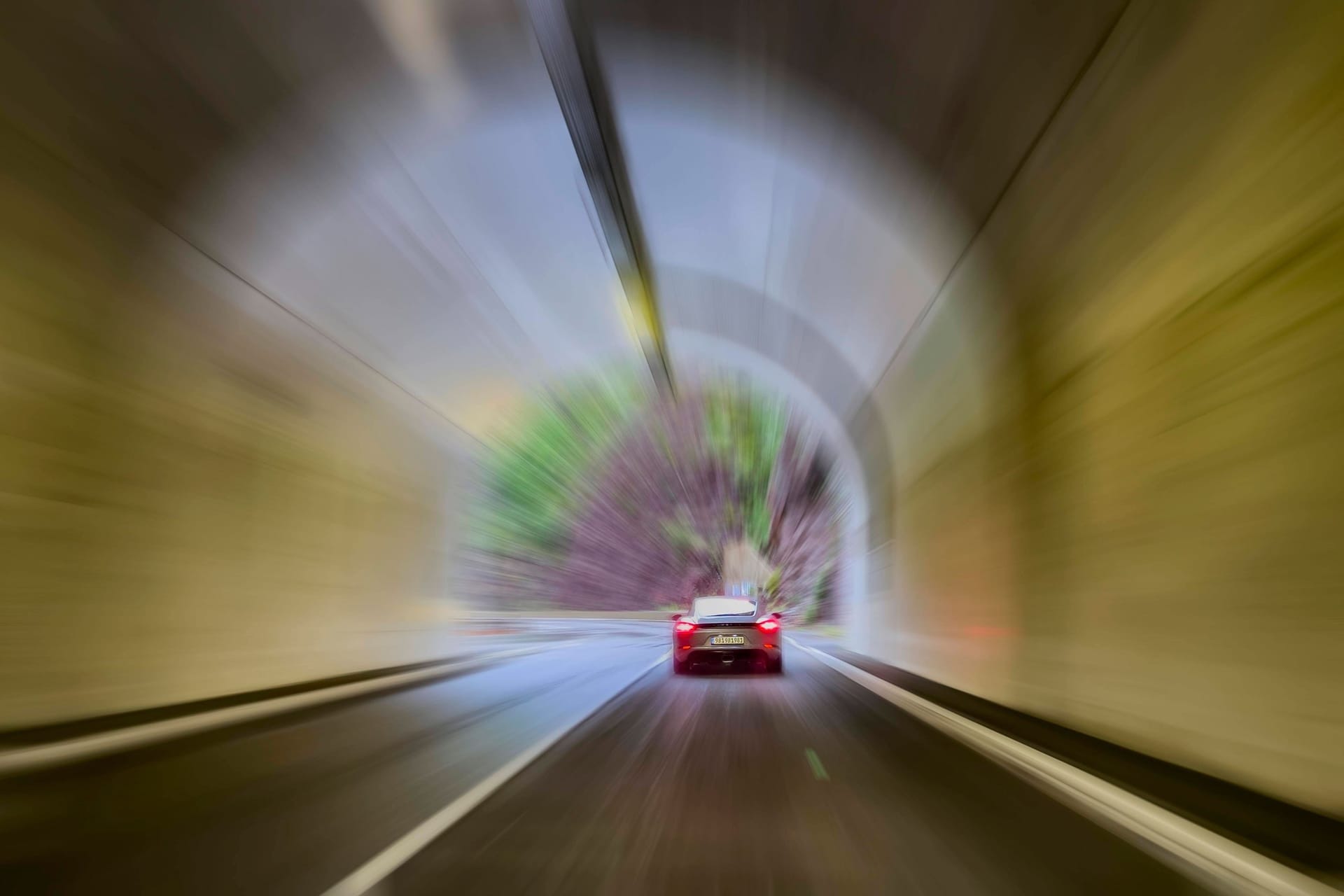 Ein Sportwagen auf der Autobahn (Symbolbild): Der 19-jährige Fahrer war erst wenige Monate im Besitz einer gültigen Fahrerlaubnis.