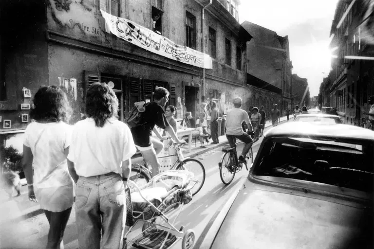 Besucher der ersten BRN im Jahr 1990 vor einem besetzten Haus in der Böhmischen Gasse.