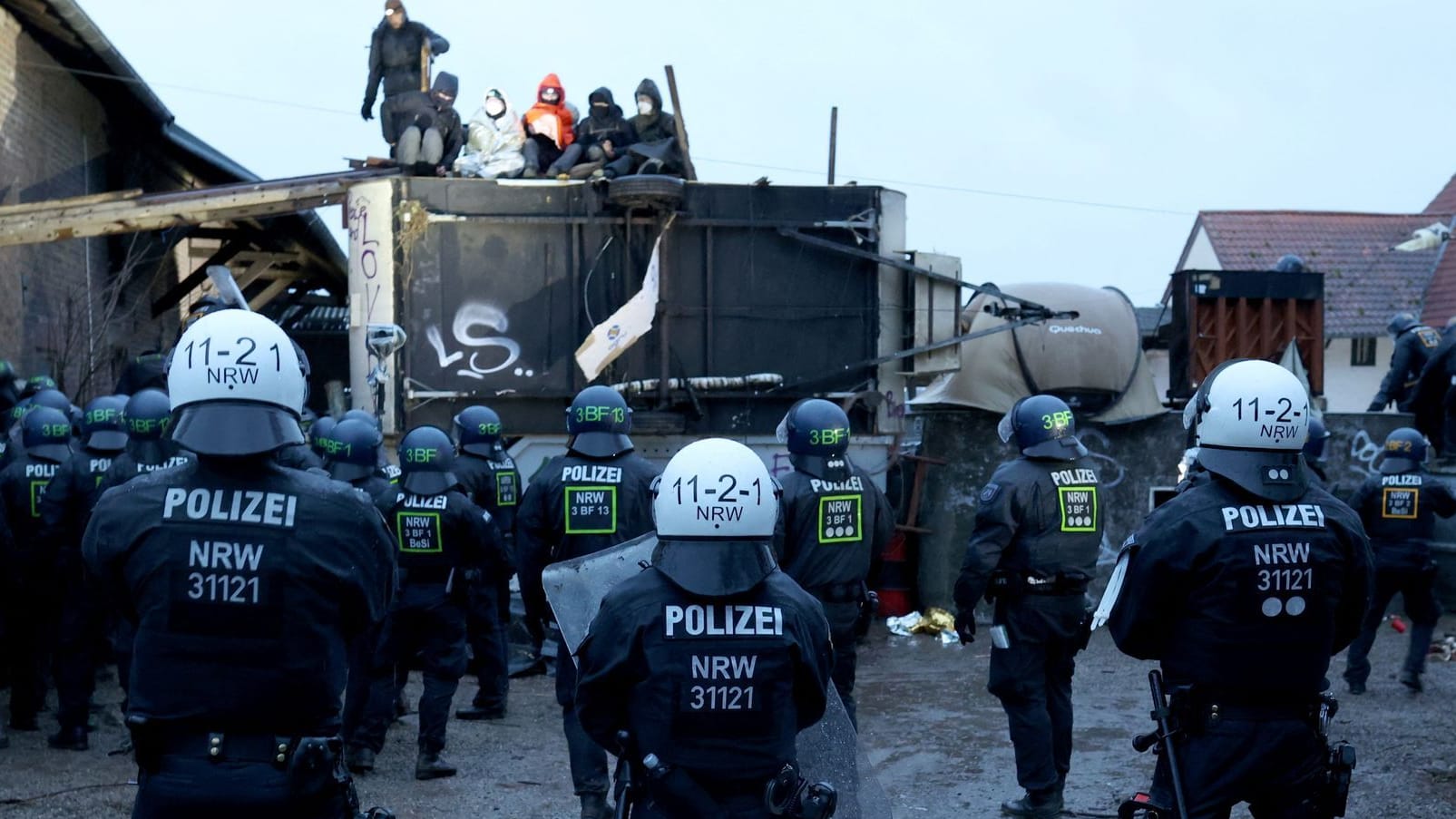 Polizeibeamte und Aktivisten in Lützerath: Die Räumung geht zügiger voran als gedacht.