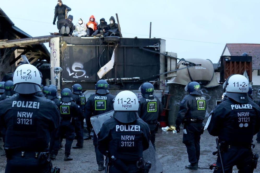 Polizeibeamte und Aktivisten in Lützerath: Die Räumung geht zügiger voran als gedacht.