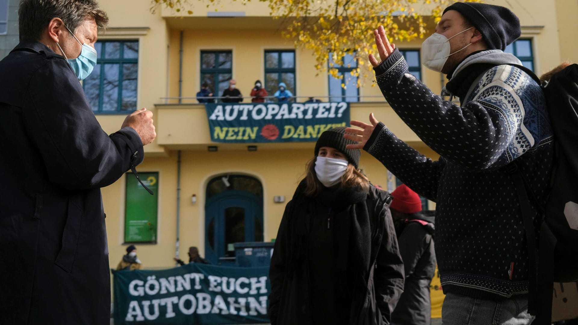 Robert Habeck spricht mit Umweltaktivisten bei ihrer Besetzung der Grünen-Parteizentrale im Herbst 2020: Auch intern ist die Partei beim Thema Autobahnausbau gespalten.