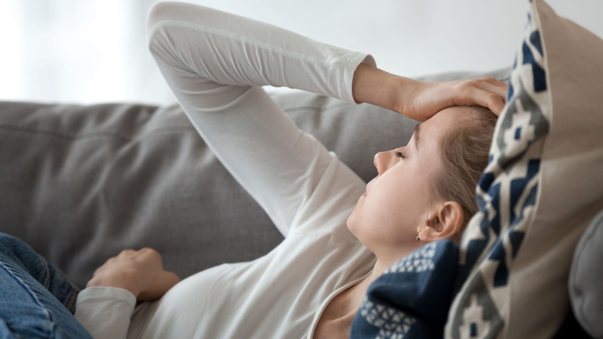 Erkrankte Frau auf Couch